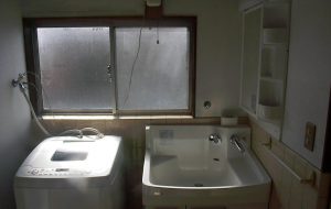 洗面サイドミラーで窓の採光確保